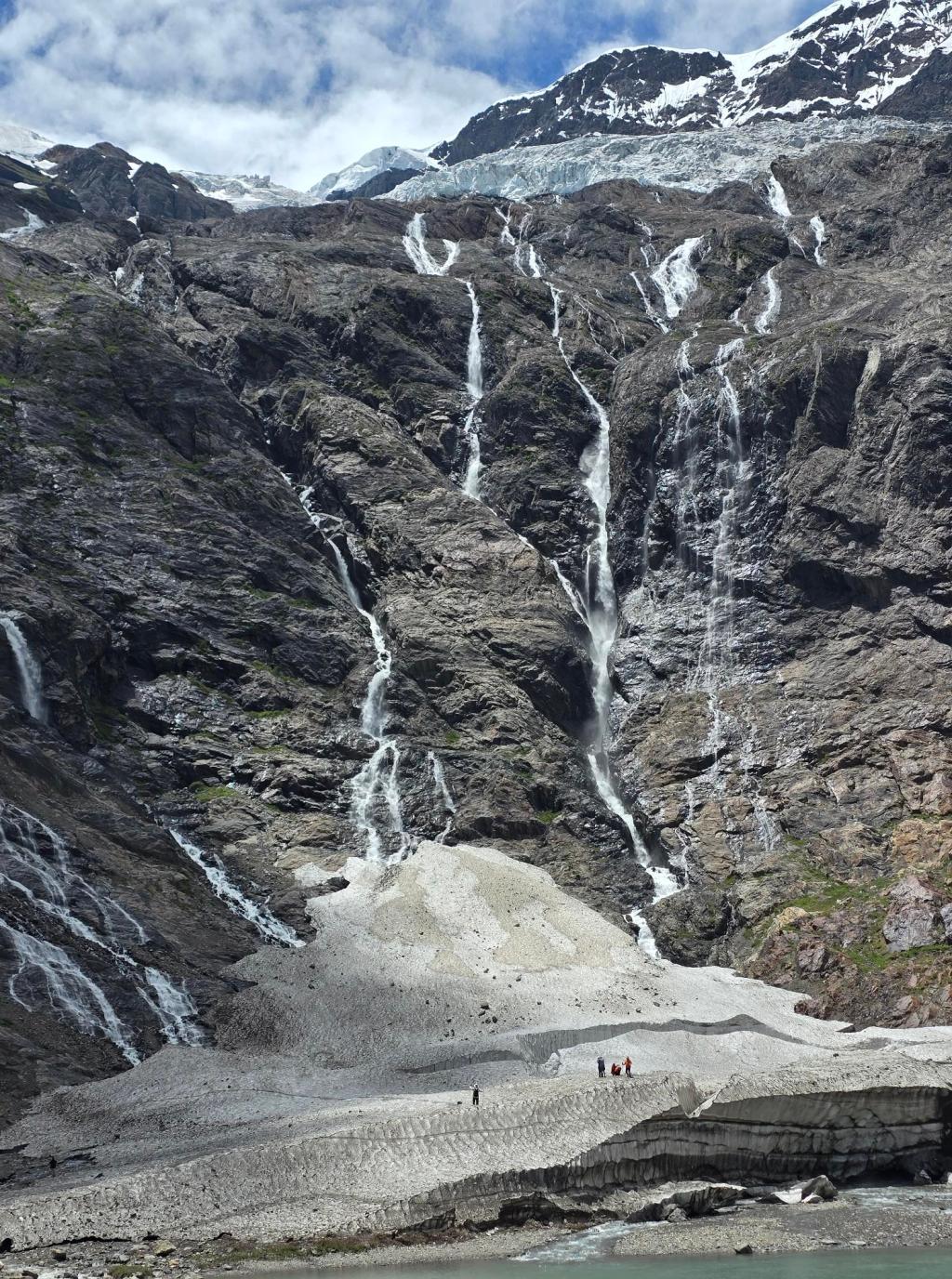 Glacier Lake Above Yubeng: A Long Day Beneath the Sacred&nbsp;Peaks